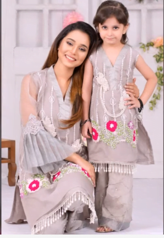 Twinning Mom daughter dress designs ideas