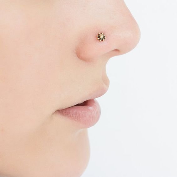 Simple & stylish nose pin