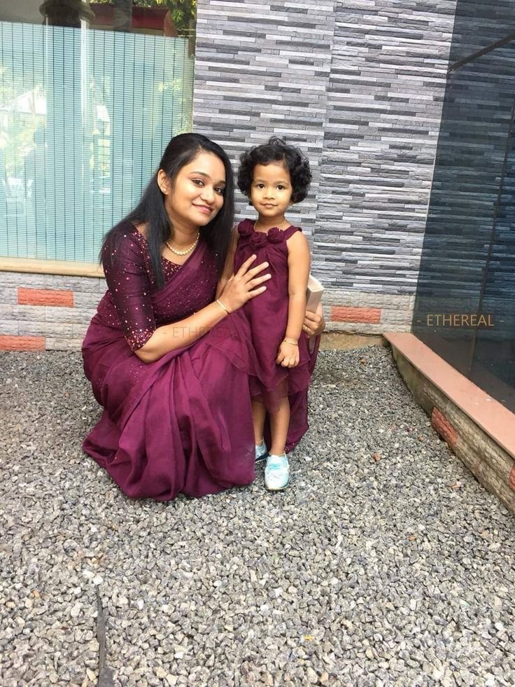 Mother-daughter matching outfits