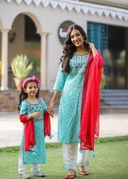 Lovely mother-daughter combo outfits