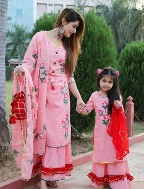 Lovely mother-daughter combo outfits