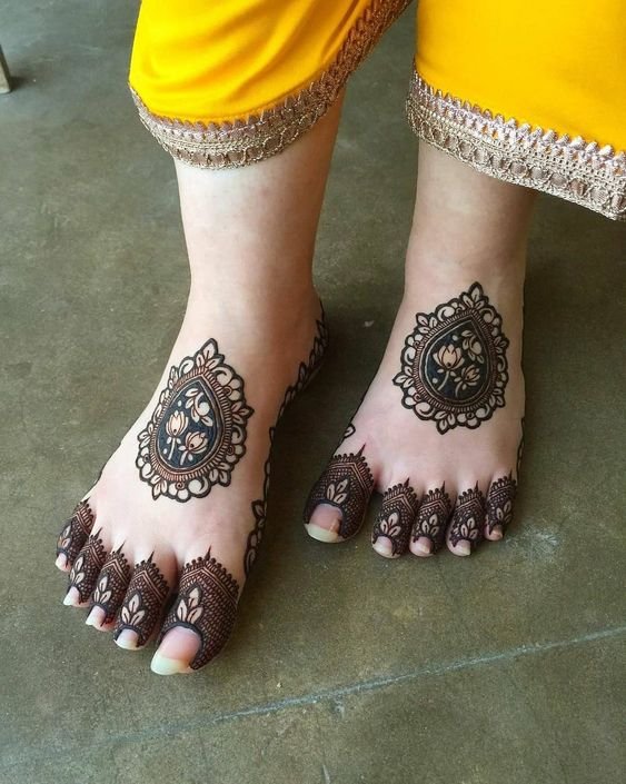 Simple feet mehndi design
