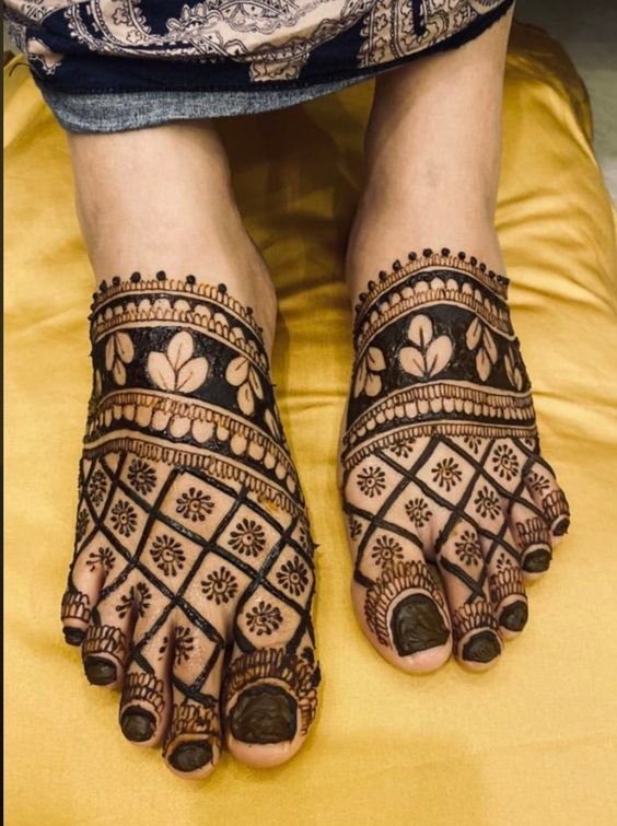 Simple feet mehndi design
