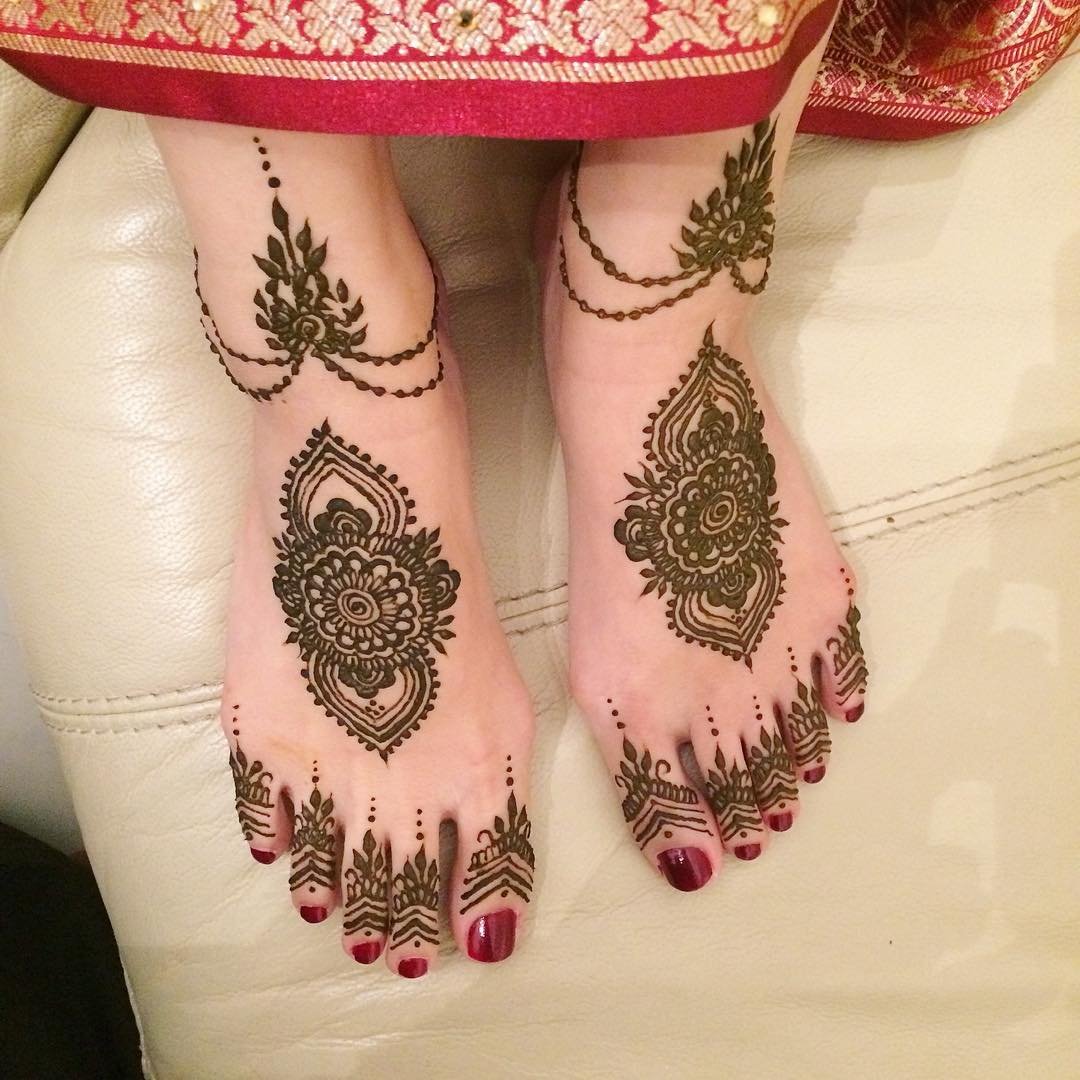 Beautiful leg mehndi design
