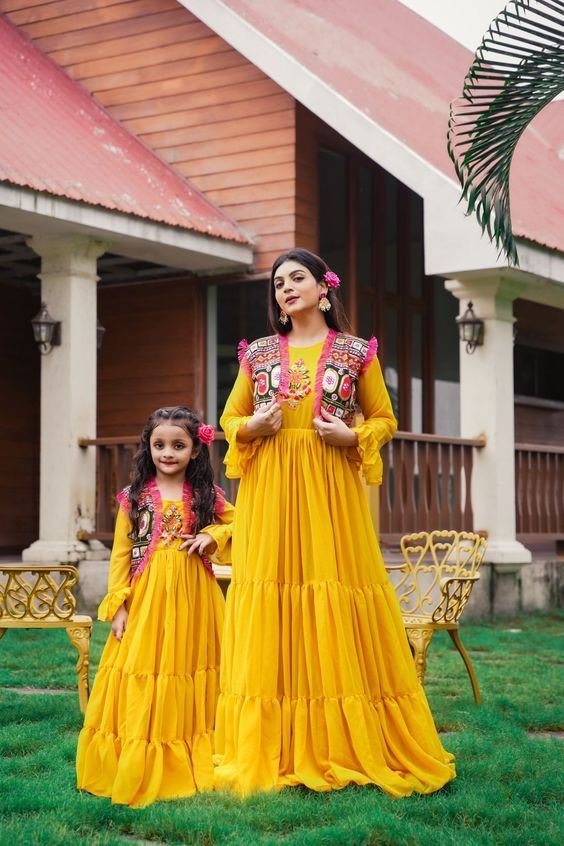 Mother daughter matching out fit ideas 